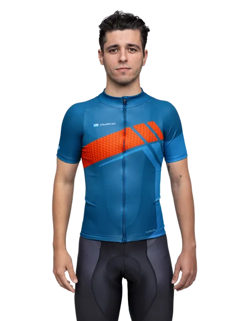  Het model is 173 cm  groot en draagt maat 5