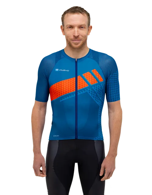  Het model is 186 cm  groot en draagt maat 5