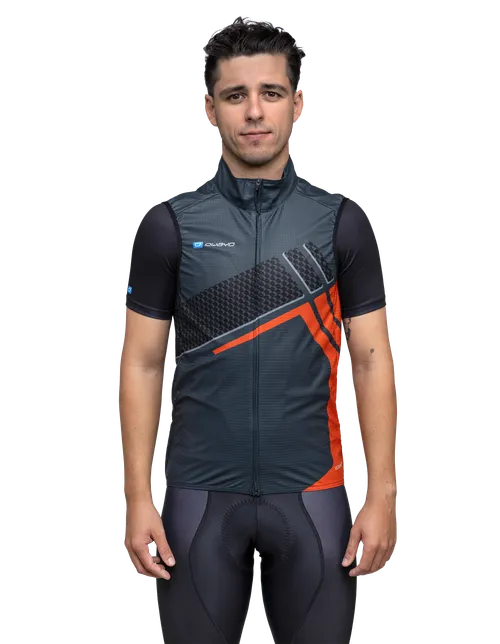  Het model is 173 cm  groot en draagt maat 5