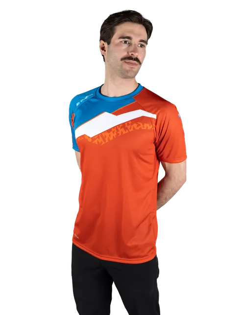  Het model is 182 cm  groot en draagt maat 6