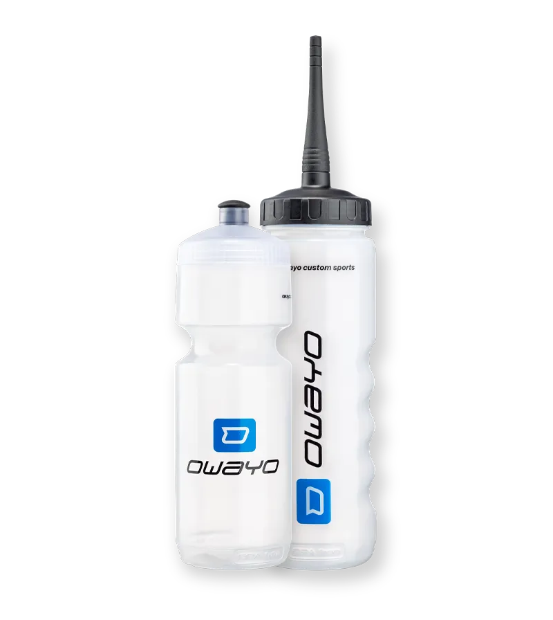 Twee transparante drinkflessen met het owayo-logo, één met een zwarte dop en drinkopening, de andere met een standaarddop.