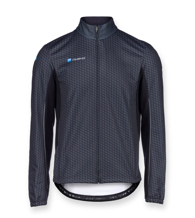Een donkere, lange mouwen sportjas met rits en geometrisch patroon, met het logo 'owayo' op de borst.