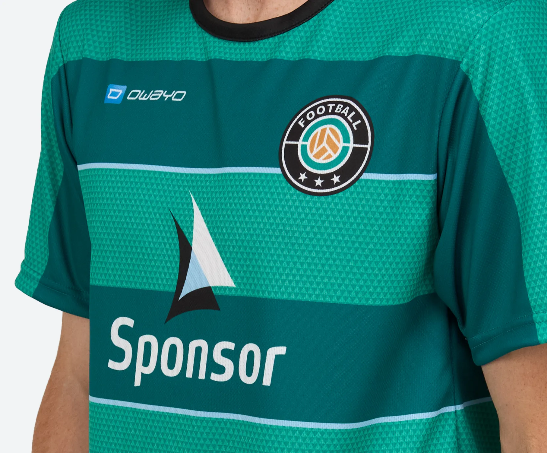 Groen voetbalshirt met diagonale patronen, logo en sponsorprint.