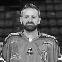 Een man met baard draagt een ijshockeyshirt met diverse sponsorlogos, waaronder het owayo-logo.
