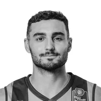 Een man in een basketbalshirt met het 'easycrredit' logo op de borst, aangepast door owayo.