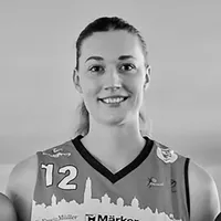 Een vrouw in een sportief shirt met nummer 12 en een stadsgezichtsontwerp.