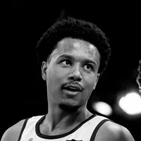 Een man in een sportshirt van owayo, in zwart-wit gefotografeerd.