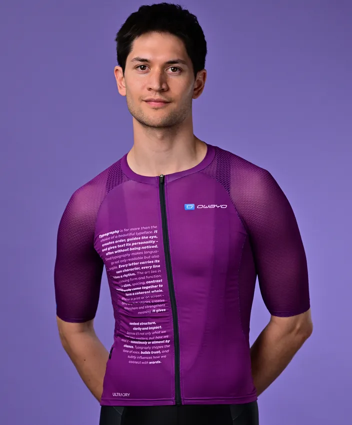Een man in een paars, korte mouwen sportshirt van owayo met tekst op de borst en het owayo-logo op de rechterborst.