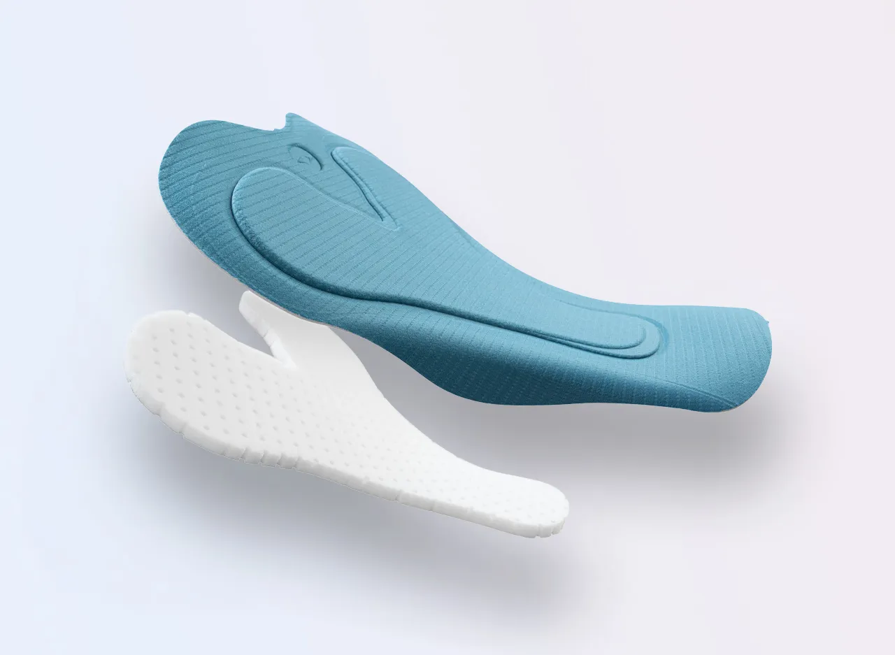 Twee voetkussens in blauw en wit, met een antislipoppervlak en ergonomische vorm.