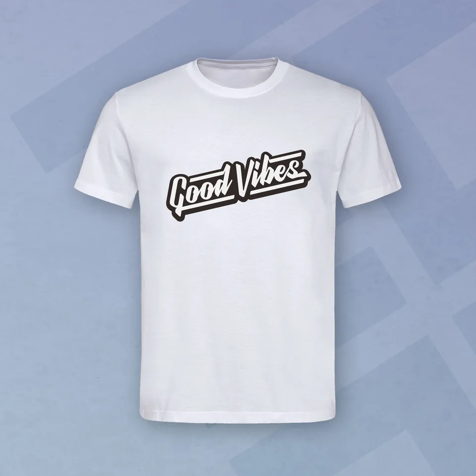 Een wit t-shirt met de tekst 'Good Vibes' in een gestileerde lettertype.